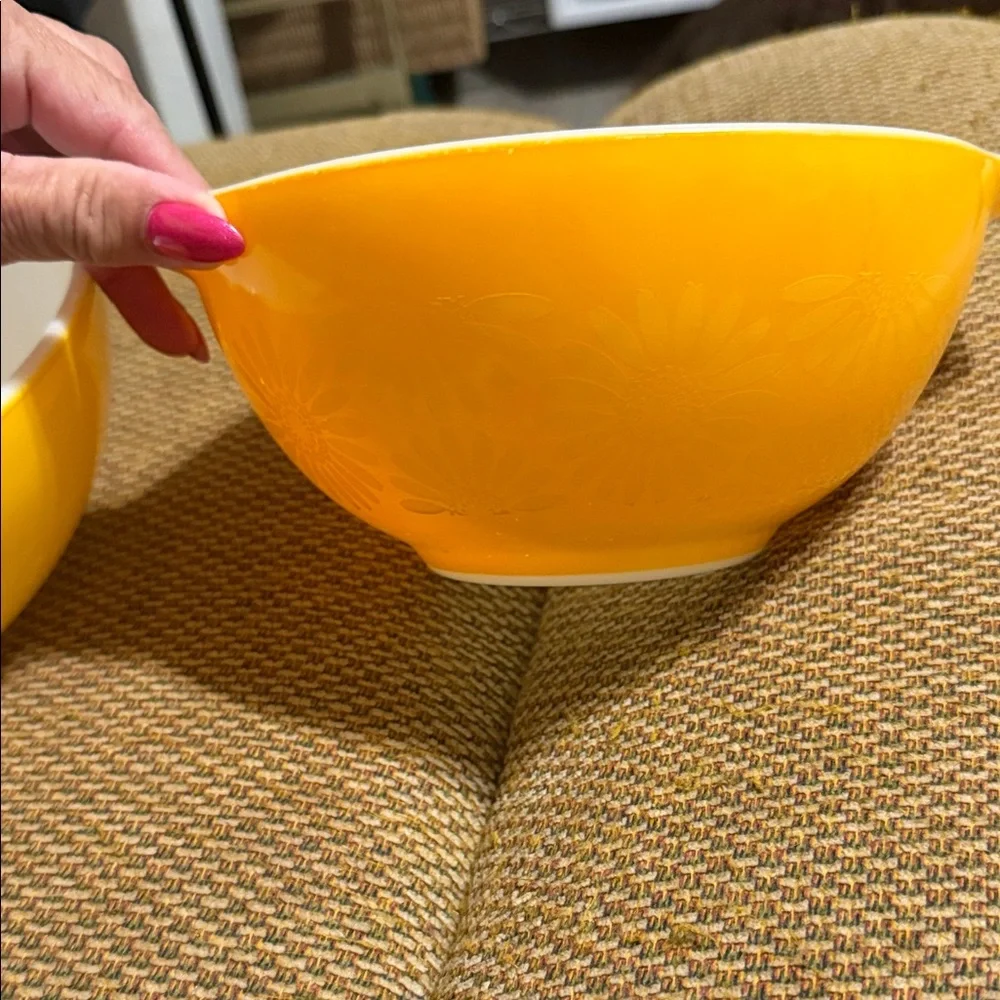 Vintage Pyrex nesting Yellow Mixing Bowl with White Interior - Home Kitchen